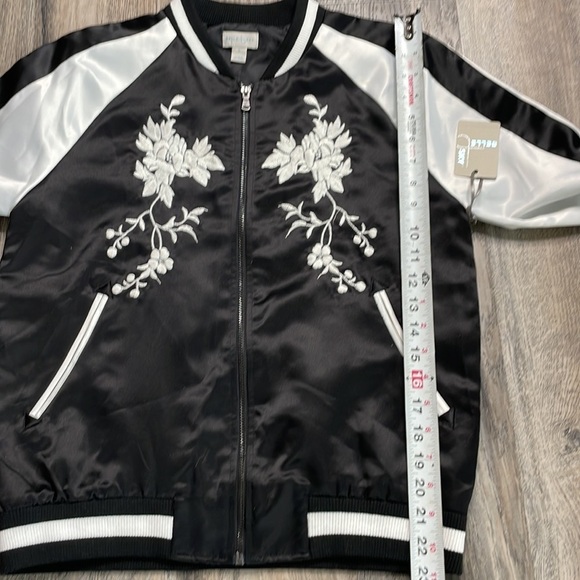 Belle & Sky Black & White Snowdrift Satin Floral Bomber Jacket, size small - Picture 6 of 11